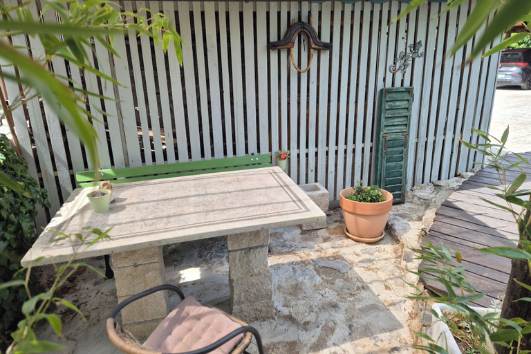 Outdoor dining 5, Villa Salamander Suite - Garden & EV charger - Happy Rentals, Komen