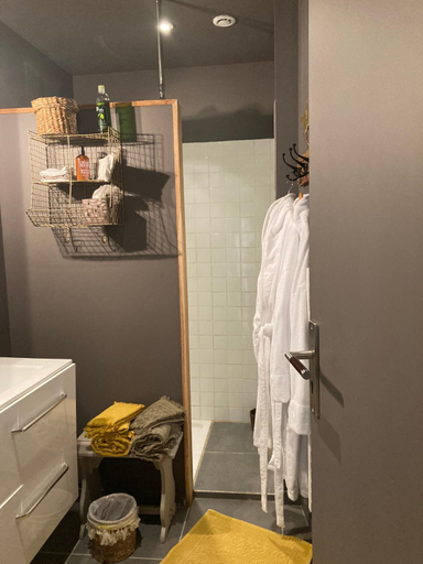 Bathroom, Patio 127, Gironde