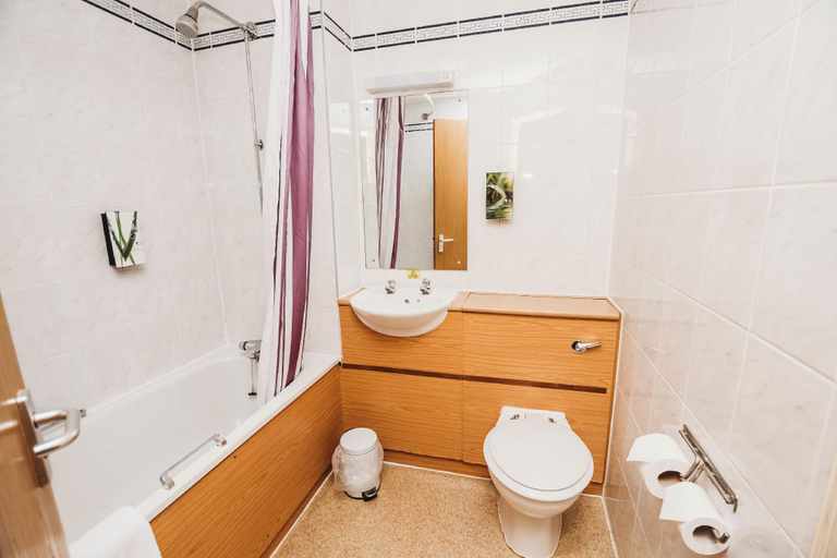 Bathroom 2, Purple Roomz Preston South, Lancashire