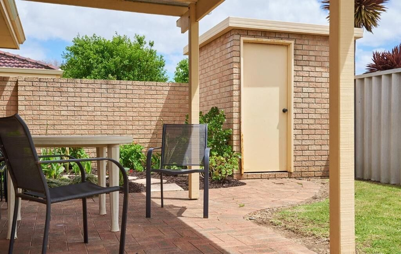 Outdoor dining, Apiwa Busselton Seaside Escape Apartments, Busselton