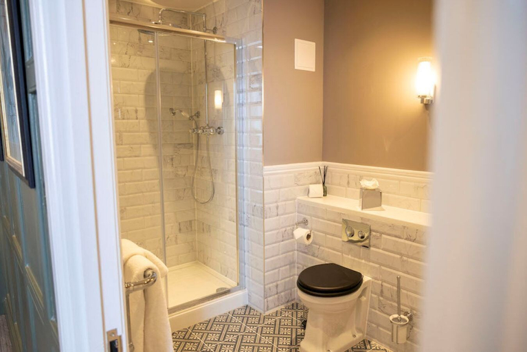 Bathroom 5, The Globe, Warwick, Warwickshire - Brunning & Price, Warwickshire