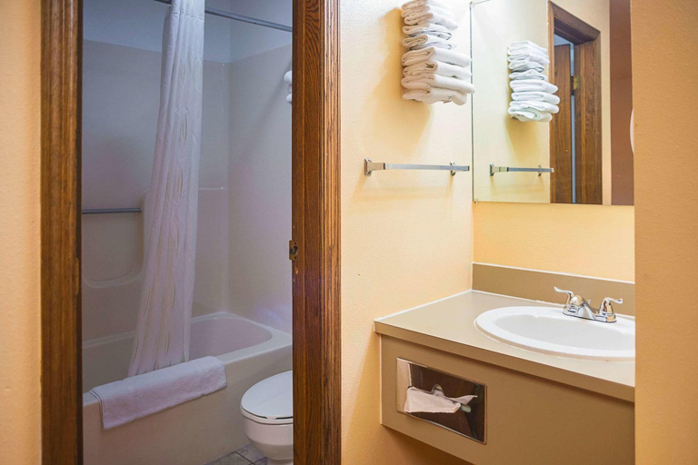 Bathroom 4, Rodeway Inn Buffalo, Johnson