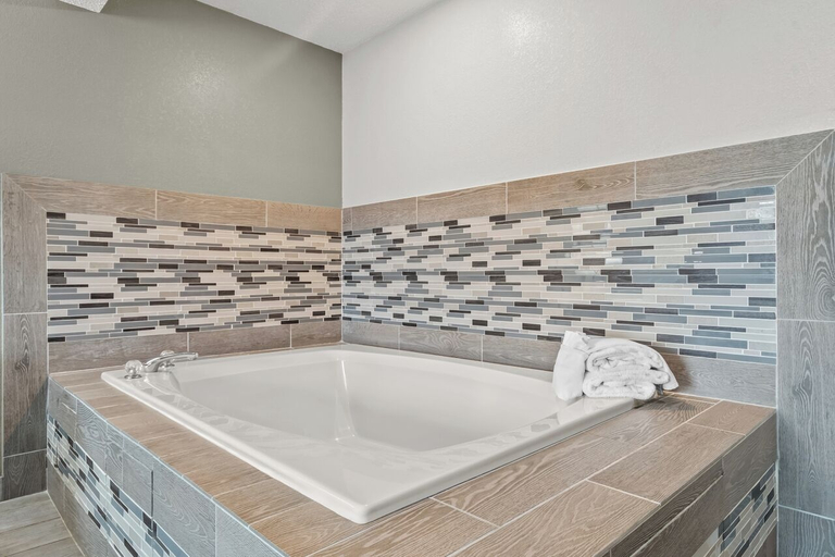 Bathroom 4, Days Inn by Wyndham Alpena, Alpena