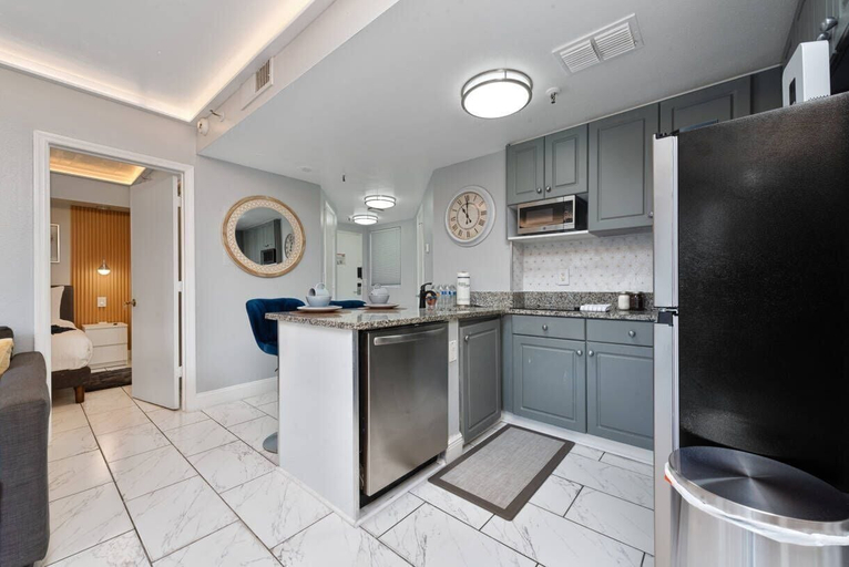 Private kitchen 2, The Enclave 2BR Near Universal, Pool & Gym, Orange