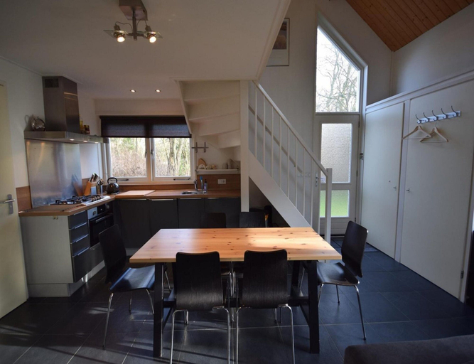 Dining 5, Comfort Stay in Oostkapelle for 6, Veere