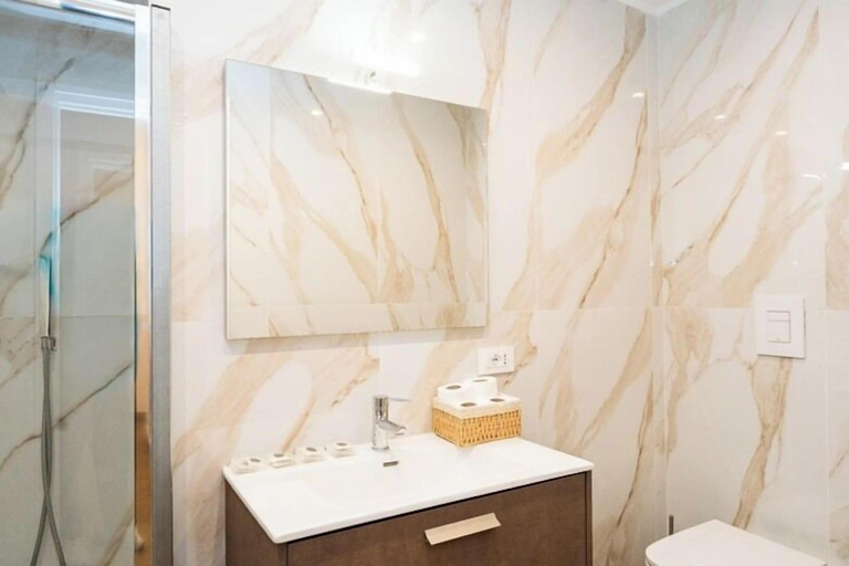 Bathroom 4, Domus Partenopea, Napoli