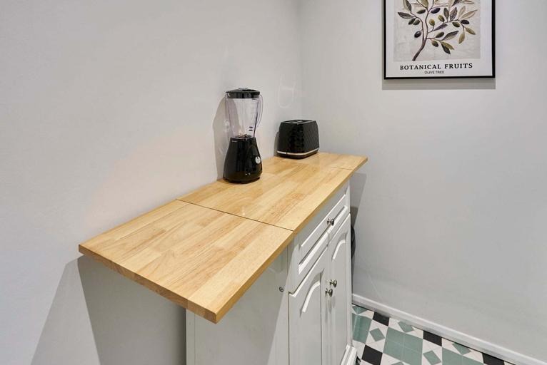 Room 4, Host Stay Ground Floor of The Little Globe, Brighton and Hove