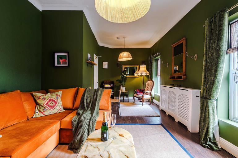 Room 2, Stylish Retro Retreat in Manchester 4 Bed Home, Oldham