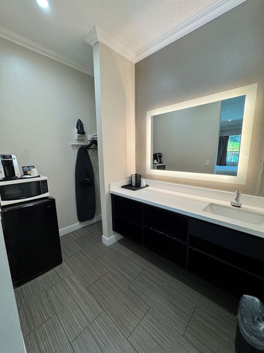 Bathroom 5, Granada Inn, Los Angeles