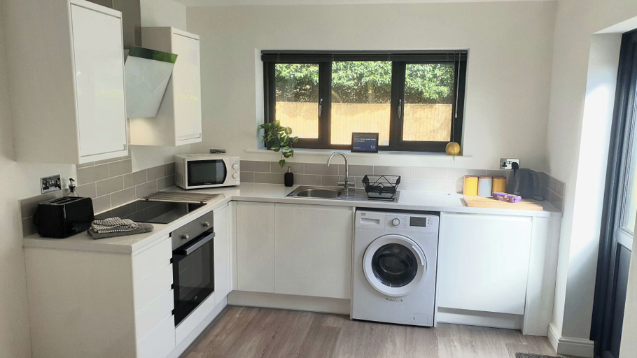 Private kitchen 5, Lymington 1-bed Apt, Sleeps 3 With Parking, Hampshire