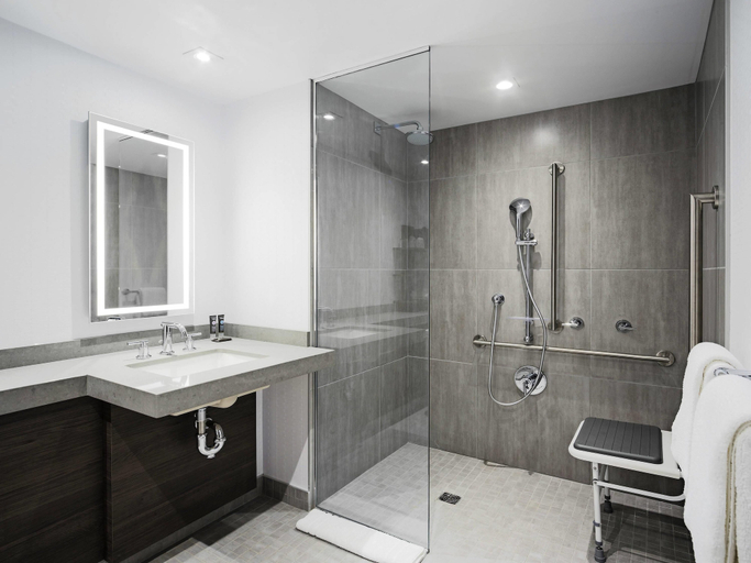 Bathroom 5, Novotel Montreal Centre, Montréal