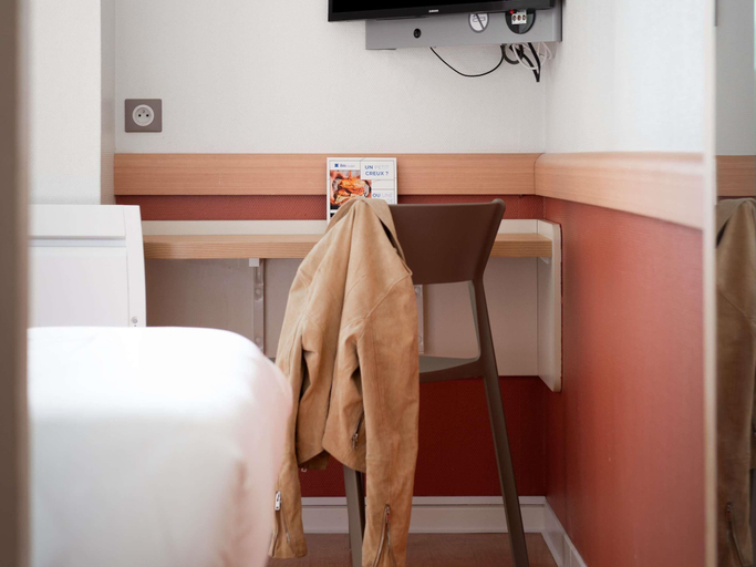 Bedroom 3, ibis budget Caen Mondeville, Calvados