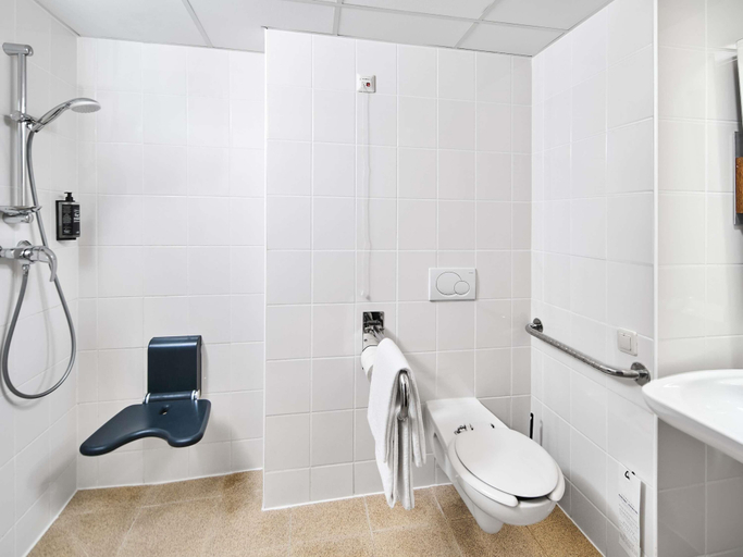 Bathroom 4, ibis budget Wroclaw Poludnie, Środa Śląska