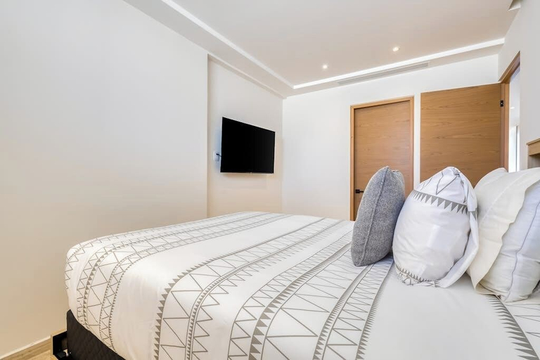 Room 3, Charming Coastal Resort With Ocean Views, Pool, Gym and Shared Amenities, La Paz