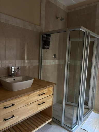 Bathroom 2, Laroza Guest House, Bojanala