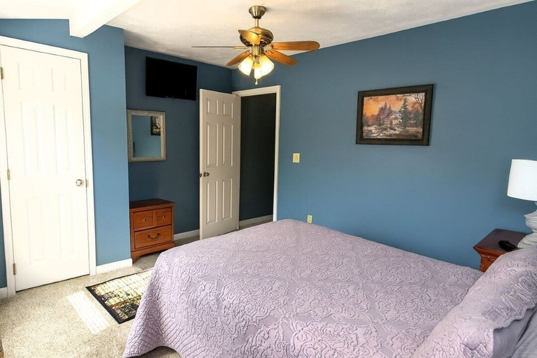 Room 5, Hoot N Holler 5 Bedroom Chalet, Sevier