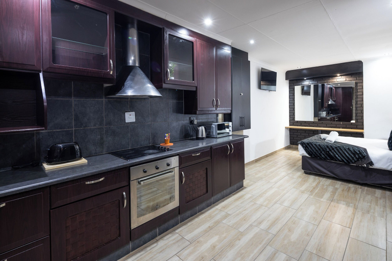 Private kitchen, Fox Inn Guesthouse Lephalale, Waterberg