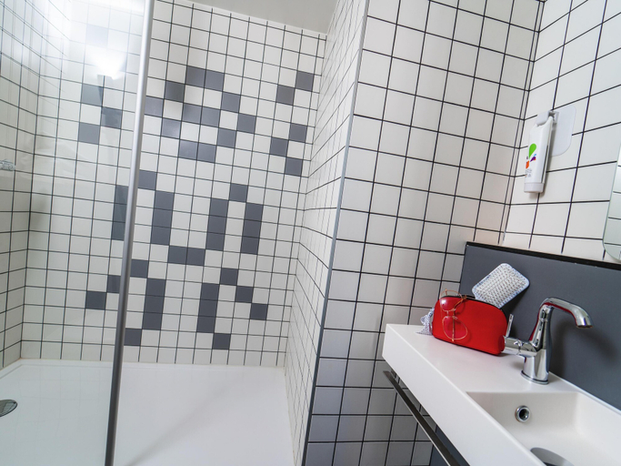 Bathroom 5, ibis Styles Paris Place d'Italie Butte aux Cailles Hotel, Paris