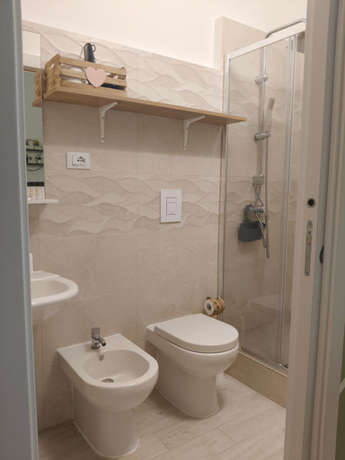 Bathroom 2, l'alba sullo jonio, Taranto