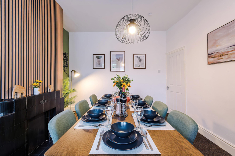 Room 2, Spacious 4 Bed Home in Crewe Perfect for Groups, Cheshire East