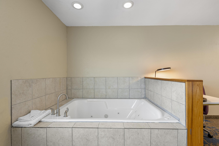 Bathroom 4, Best Western Plus Altoona Inn, Polk