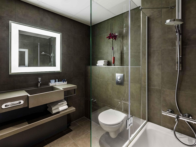 Bathroom 4, Novotel Den Haag World Forum, The Hague