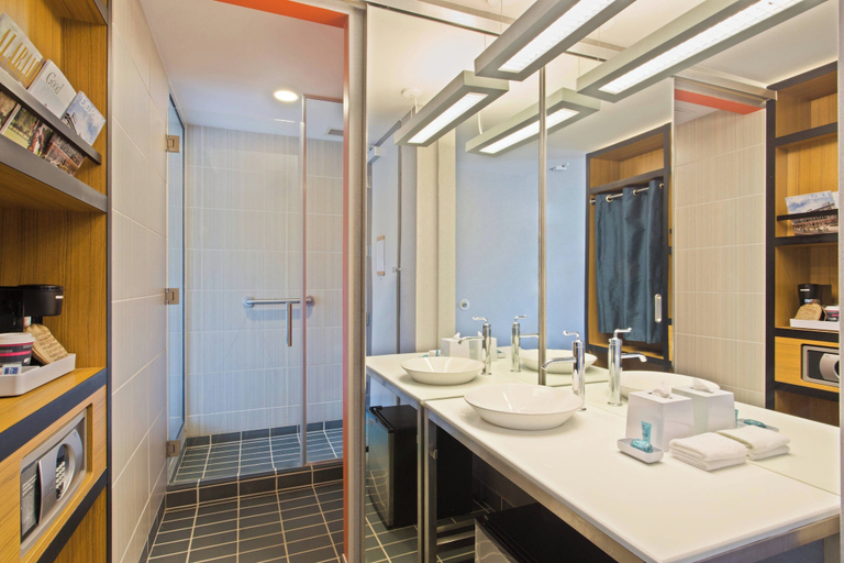 Bathroom 5, Aloft by Marriott Birmingham Soho Square, Jefferson