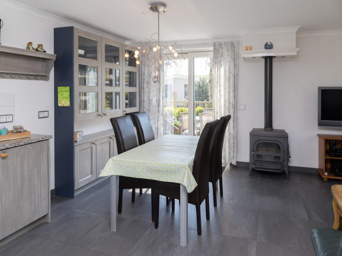 Dining 4, Dual Holiday Cottage for 8 in Baarland, Borsele