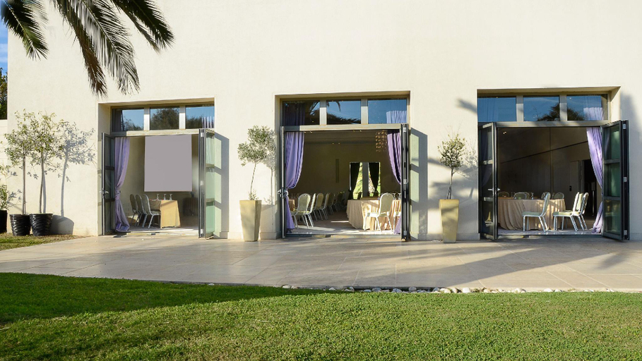 Exterior & Views