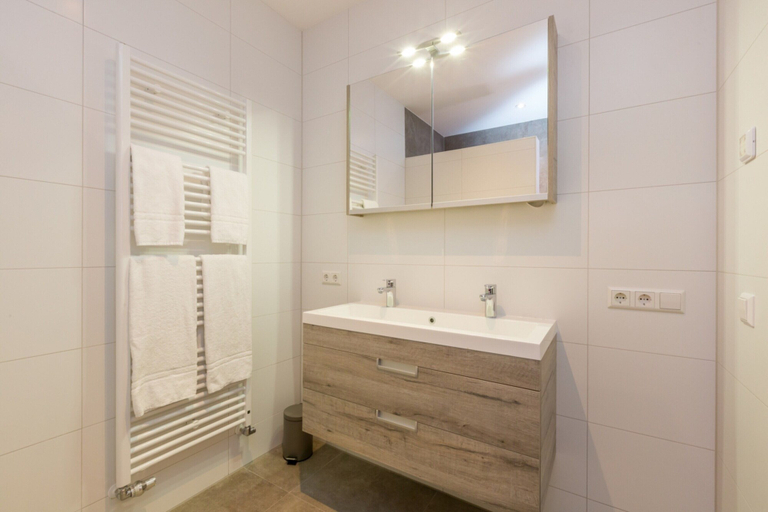 Bathroom 3, Zoutelande Beach Luxury Apartment, Veere