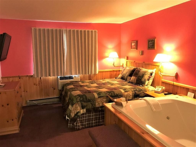 Bedroom 5, Northwoods Inn & Suites, Oneida