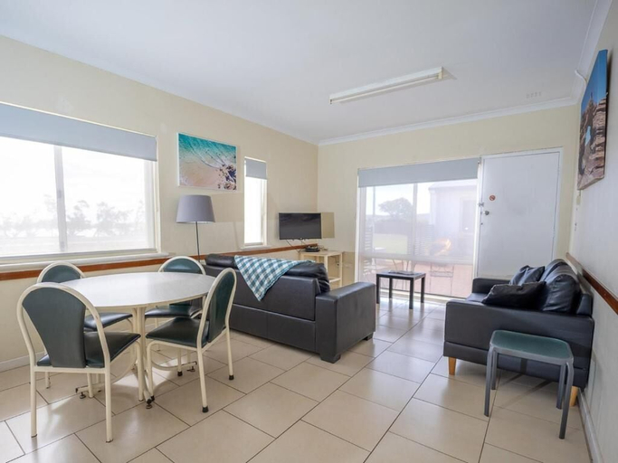 Living area 5, Apiwa Pelican Beach Front Apartments Kalbarri, Northampton
