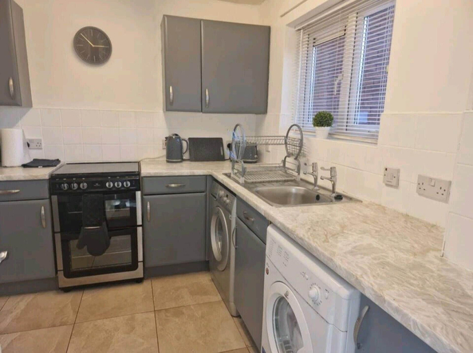 Private kitchen 2, House Sleeps 8 With Garden and Parking, Wolverhampton