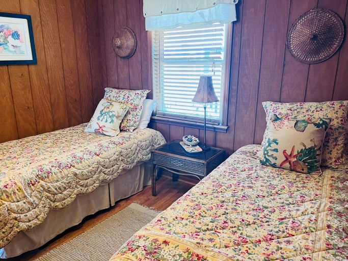 Room 2, Fore Shore West- 4 Bedroom Home by RedAwning, Brunswick