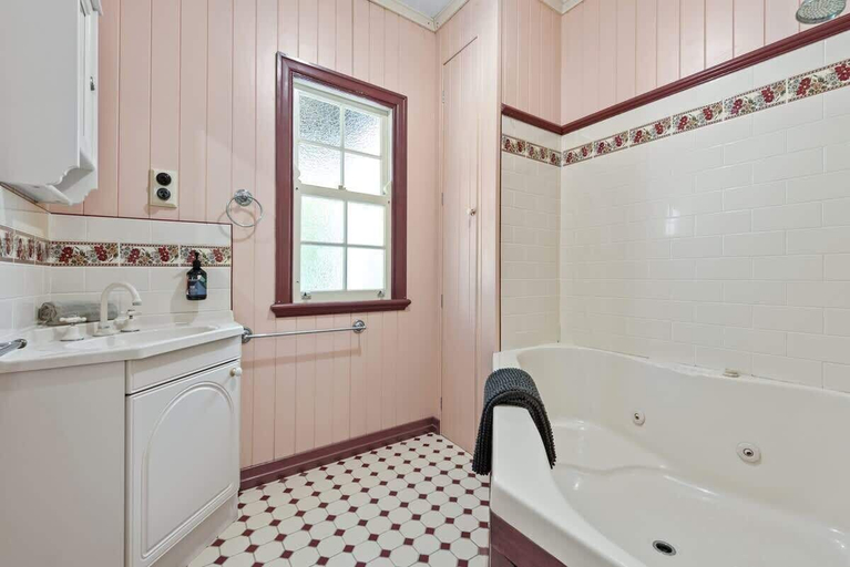 Interior 5, A Colourful Life! 4bed/2.5bath/1car ~ Queenslander, Brisbane