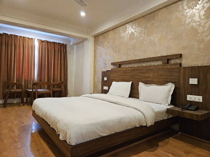 Room 4, Hotel Gulab Pure Veg Restaurant, Srinagar