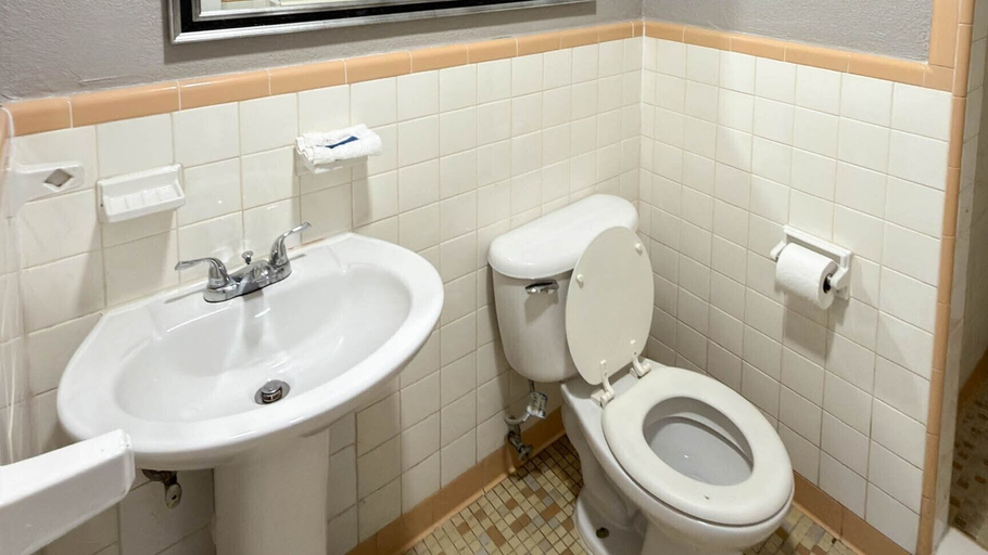 Bathroom 3, Studio 6 Suites Belton, TX, Bell