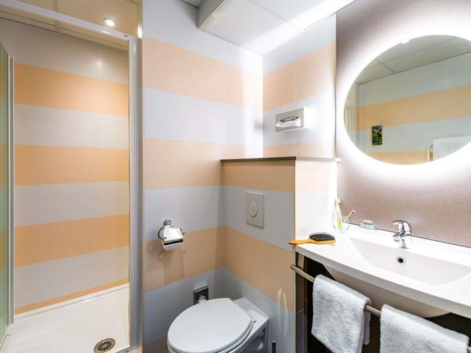 Bathroom 5, ibis Styles Rennes Cesson, Ille-et-Vilaine