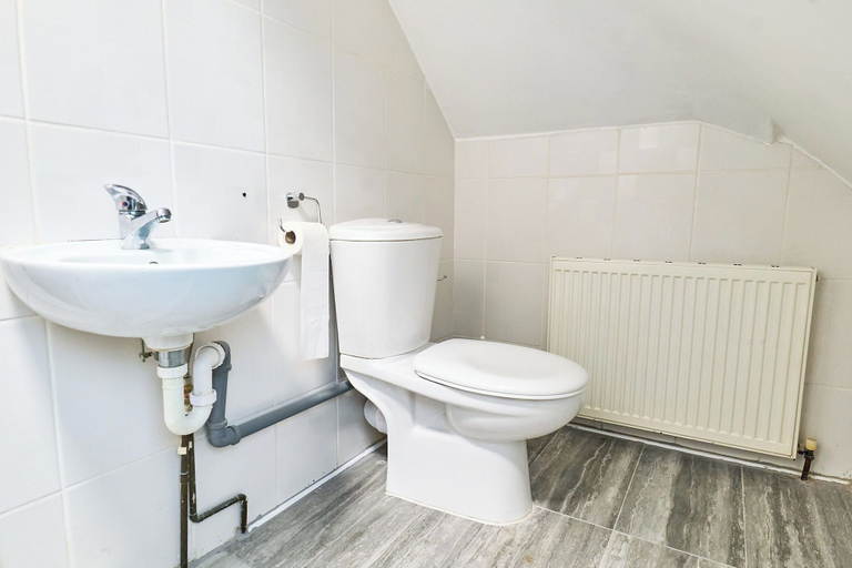 Bathroom 4, House Sleeps 8 with Free Parking & WiFi, Sandwell