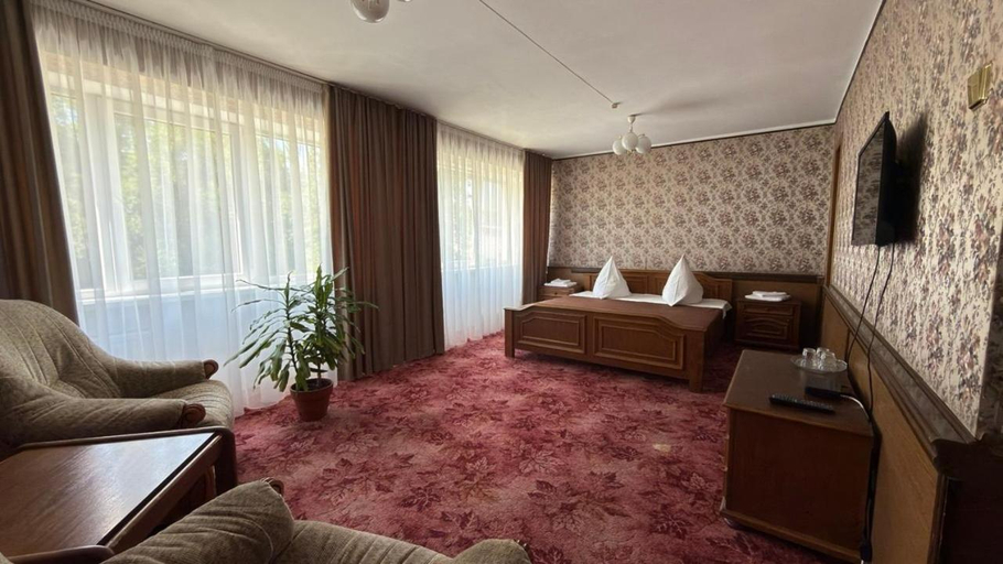 Others 4, Hotel Turist, Chisinau