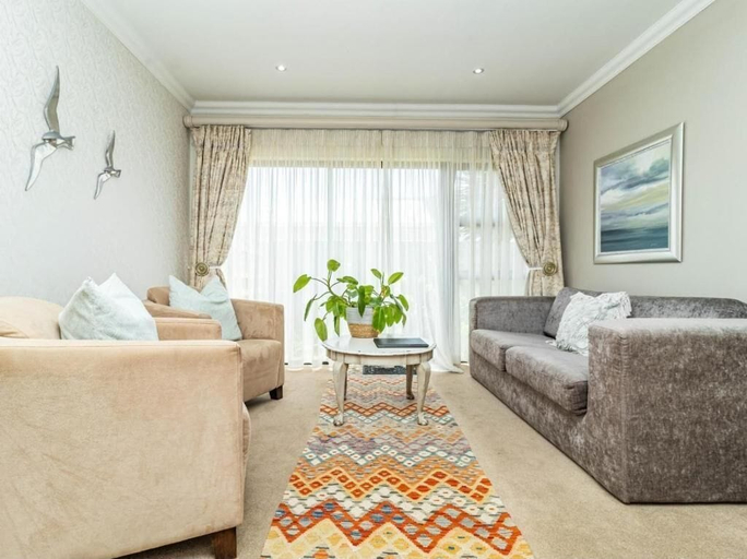 Living area 4, Hermanus Cliff Path Lodge, Overberg