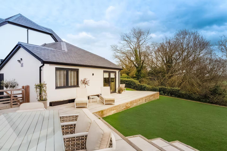 Outdoor dining 5, Rochester Retreat, Spacious 5 Bedroom House, Kent