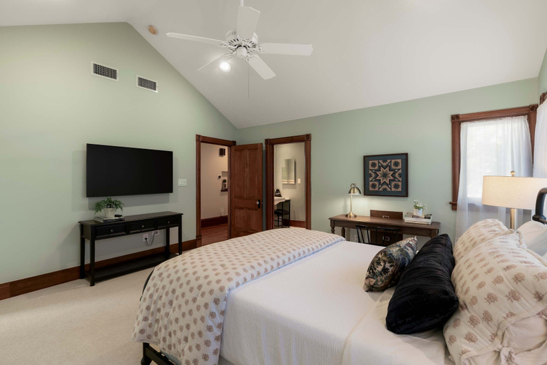 Room 5, Charming 5 Bedroom Home in Austin, Travis