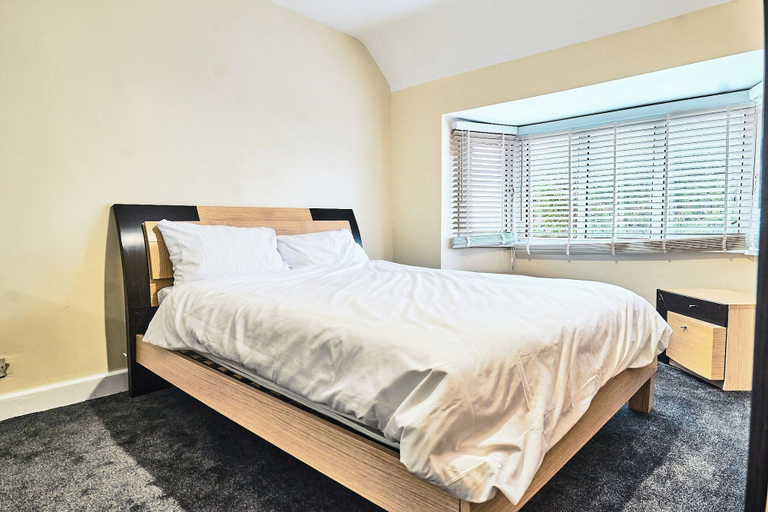 Room 3, House Sleeps 8 with Free Parking & WiFi, Sandwell