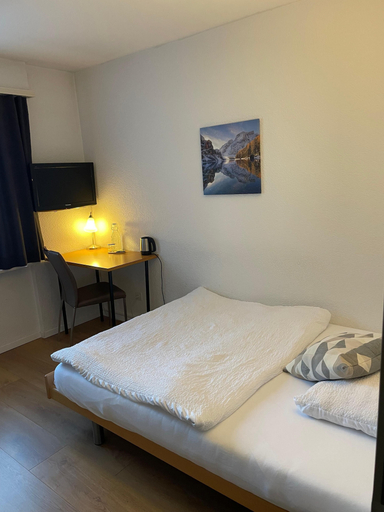 Bedroom 2, Hotel Europe Garni, Brig