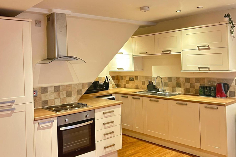 Private kitchen, 1 Bed Apartment Sleeps 2 - Free Parking on Request, Kent