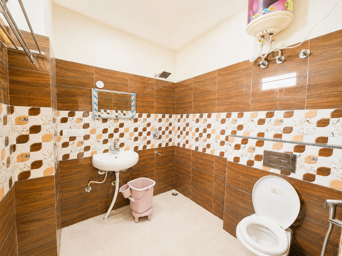 Bathroom 5, Hotel Sarovar Mcleodganj At Bhagsu Chowk, Kangra