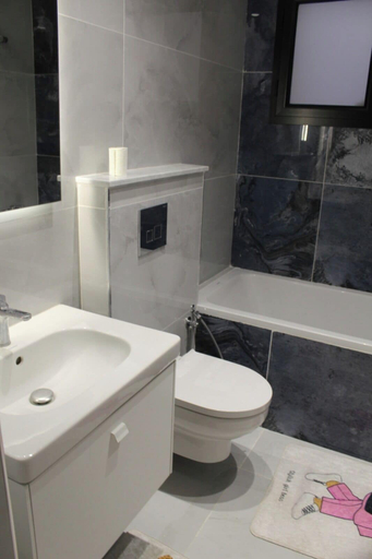 Bathroom 2, sandra 33, Bouhaira
