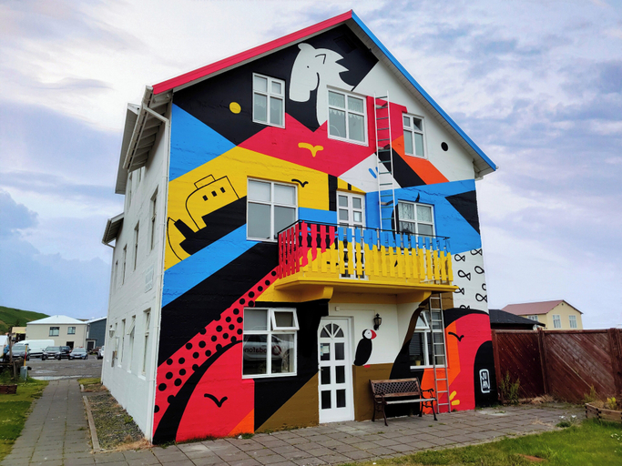 Exterior & Views