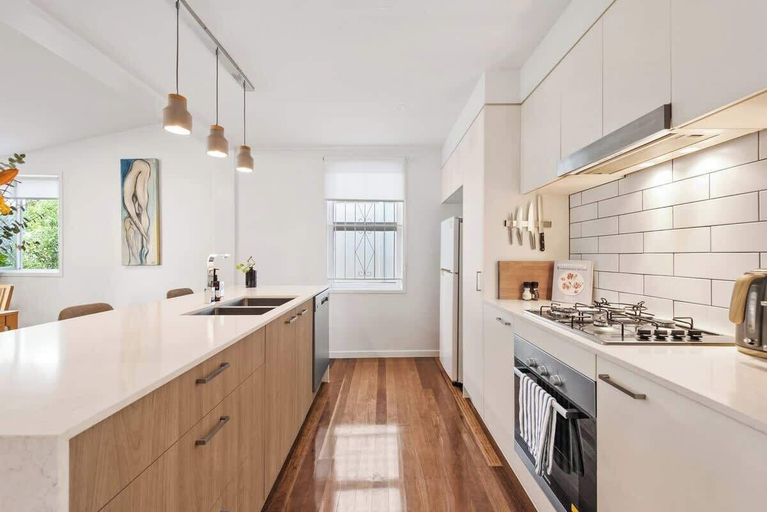 Interior 3, Contemporary Cute! 2bed/1bath/1car~house~10min CBD, Windsor
